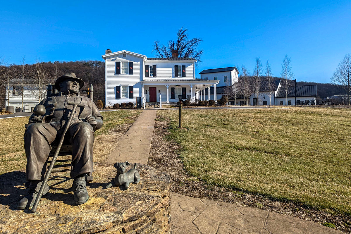 Statue of a man and his dog in Bardstown.